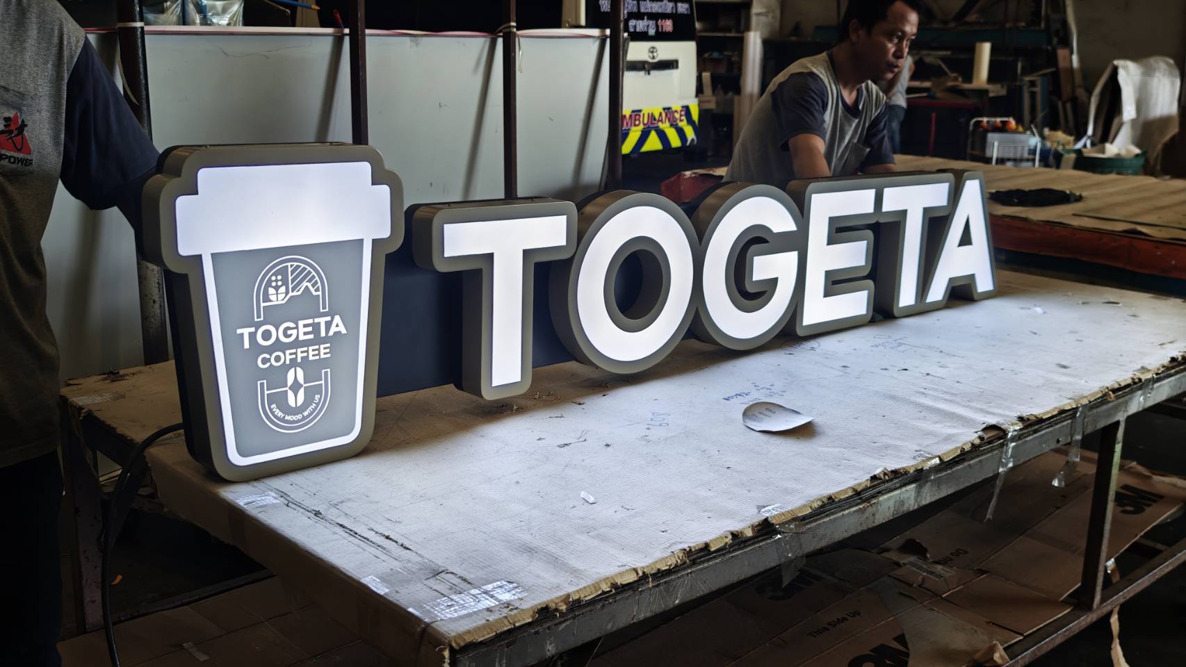 ป้ายตัวอักษรโลหะทำสี